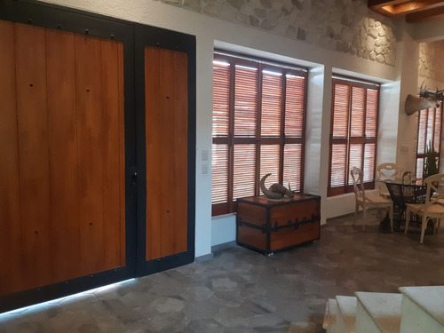 Preciosa Residencia En Misión San Jerónimo, Doble Altura, Jardín, 300 M2