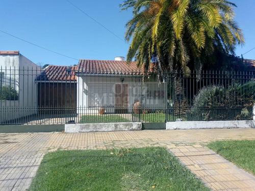 Casa  En Venta Ubicado En Lomas De Zamora,  G.b.a. Zona Sur