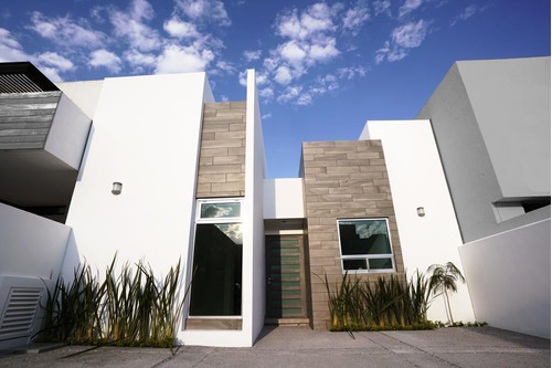 Hermosa Casa De Una Planta En Cumbres Del Lago, Terreno 270 