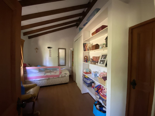 Casa En Venta De 8 Dorm. En Colina