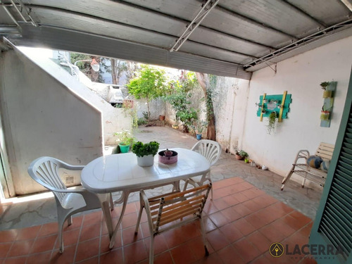 Casa 5 Ambientes Con Cochera, Y Patio. A 2 Cuadras De Estacion