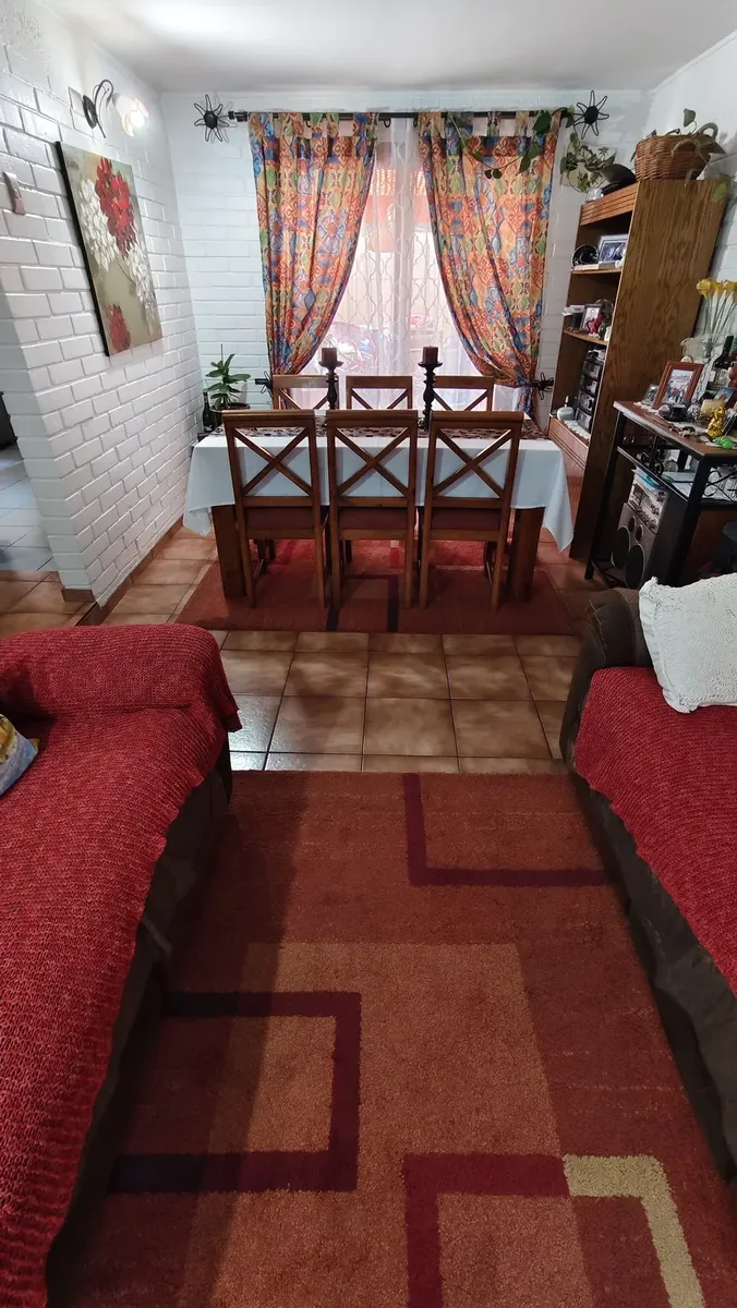 Imagen 3 de 19 de Casa De 2 Pisos En Tranquilo Barrio