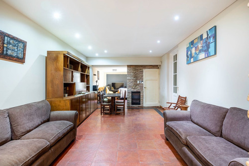 Casa En Venta Sobre Lote Propio En Saavedra