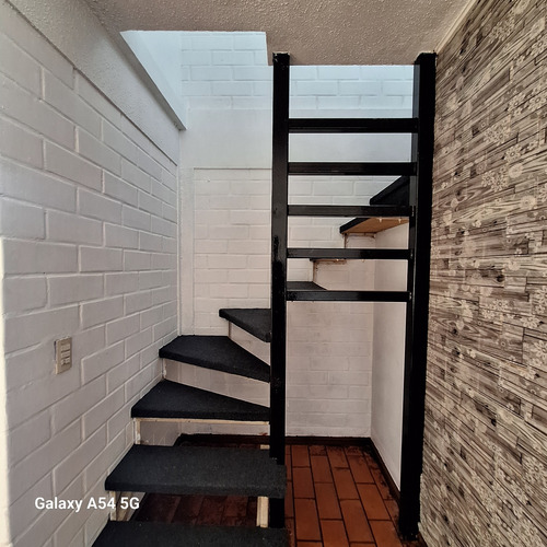 Se Vende Cómoda Casa 2 Pisos/3d/1b/ Amplio Patio Y 3 Est.