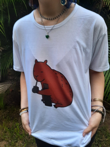 Remera Carpincho Tomando Mate