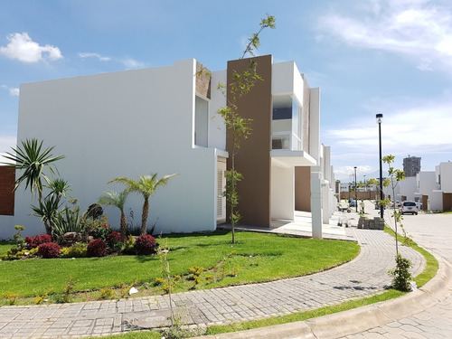 Venta De Casa En Lomas De Angelópolis.