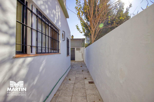 Casa Ph En Venta En Olivos 3 Ambientes, Con Cochera, Jardín Y Galpón. 170 M2 Cub.