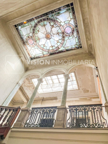 Imagen 13 de 14 de Casona Casa Mansión Amueblada De 811 M2 Con 690 M2 Interiores Para Sede De Empresa Cowork Hotel Ciudad Vieja Montevideo. Planta Principal De 212 M2 Totalmente Reciclada Y Actualmente En Uso. Reciclaje