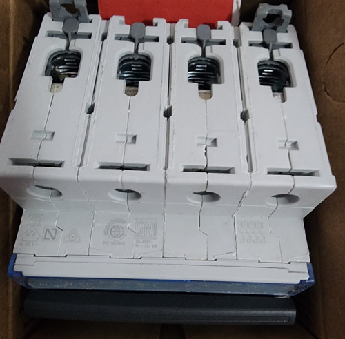 Interruptor Automatico 4p 50a Curva C 15 Ka Ref 409341 Legra