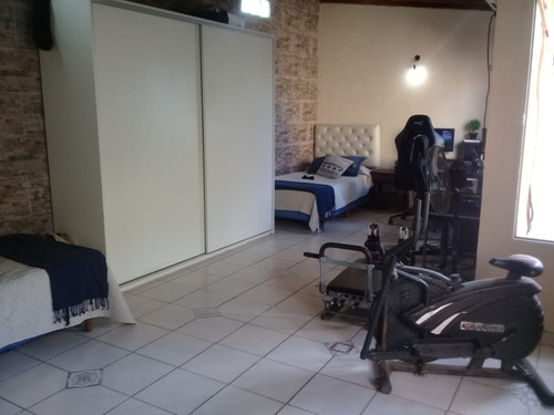 Imagen 20 de 30 de Casa Más 2 Departamentos Al Frente Con Cochera Escritura Cerca Acceso Oeste Permuta