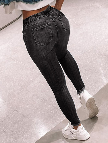 Jeans Negros Rotos Con Costuras Expuestas Estilo Callejero