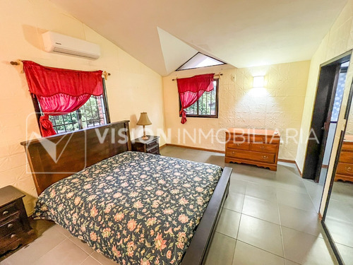 Casa Con Piscina En Venta Atlántida Sur A 4 Cuadras De Rambla, 3 Dormitorios Más Servicio, Barbacoa, Piscina De 7 X 4 Mts, Construcción De Nivel Con Materiales Nobles, Ambientes Muy Amplios Versátiles