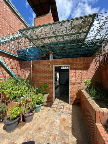 En Venta Casa Urbanización Colinas De Santa Mónica, Con Piscina Y Calle Cerrada.