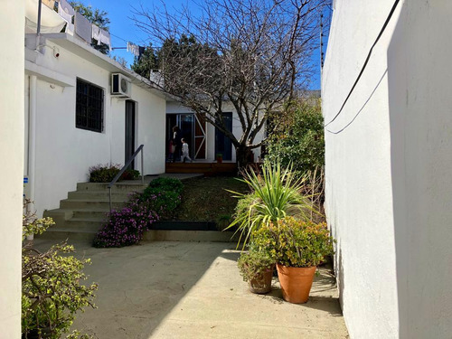 Casa En Venta De Tres Dormitorios Dos Baños Cochera Y Fondo