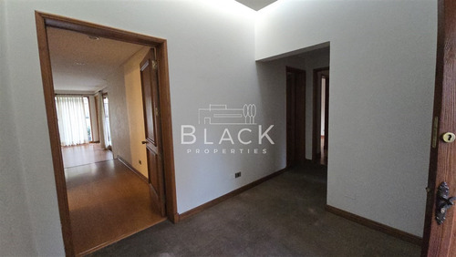 Casa En Arriendo De 5 Dorm. En Las Condes