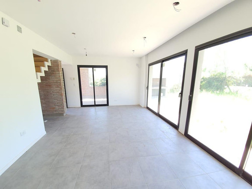 Imagen 5 de 21 de Casa De 2 Dormitorios En Venta Parrilla Jardín Roldan