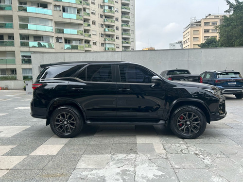 Toyota Hilux SW4 2.8 D-4D TURBO DIESEL GR-S 7L 4X4 AUTOMÁTICO