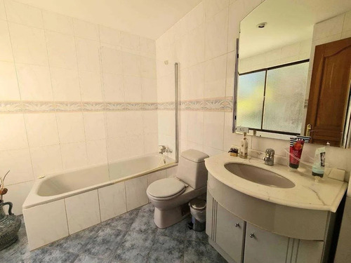 Casa En Venta De 4 Dorm. En Las Condes