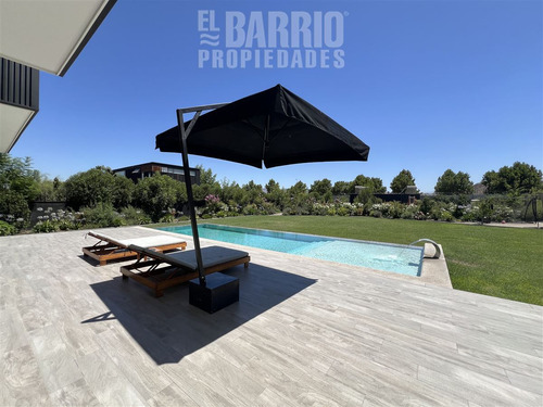 Casa En Venta De 5 Dorm. En Las Brisas De Chicureo