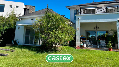 Casa A La Venta, Al Lago, Con Increíble Espejo De Agua En El Barrio Los Castores. Nordelta.