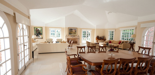 Casa En Venta De 4 Dormitorios En Beverly Hills