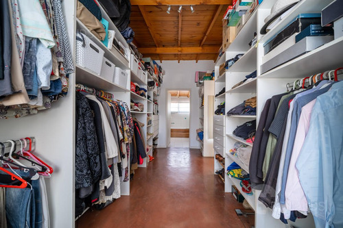 Venta Casa 6 Ambientes Con Pileta, Quincho Y Cochera En Olivos, Acepta Permuta