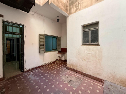 Venta - Departamento De 2 Dormitorios Con Patio. Centro, Rosario.