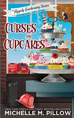 Curses And Cupcakes: A Cozy Paranormal Mystery Everlasting), De Pillow, Michelle M.. Editorial Raven Books Llc, Tapa Blanda En Inglés