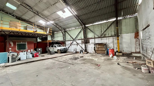 Venta De Galpon Ubicado En Plena Avenida