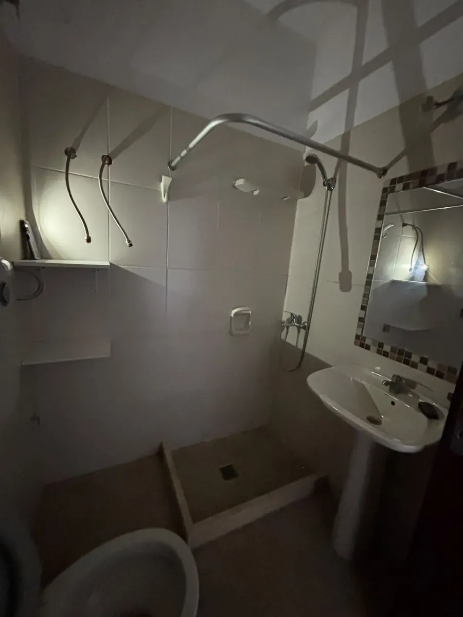 Amplio Y Luminoso Apartamento,  En Buceo.  Cerca De Servicios Y Con Excelente Locomoción. Luminoso, Con Ventanas En Todos Los Ambientes · Foto 3