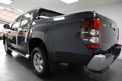 Imagen 4 de 15 de Mitsubishi L200 2022 4p Doble Glx L4/2.4 Man 4x2