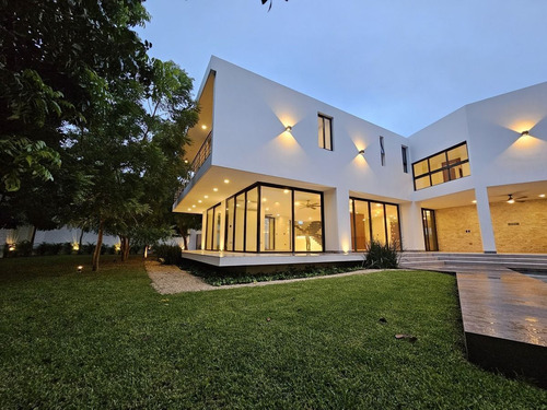 Residencia De Lujo En Venta Ubicada En La Privada Bosques De Altabrisa, Merida.