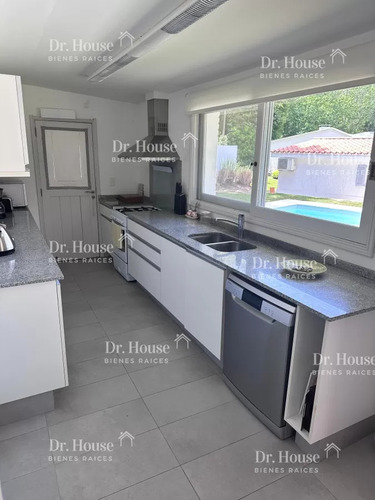 Preciosa Propiedad De 5 Dormitorios Divididos En Dos Hermosas Y Amplias Casas Construidas En El Mismo Terreno - Alquiler De Temporada