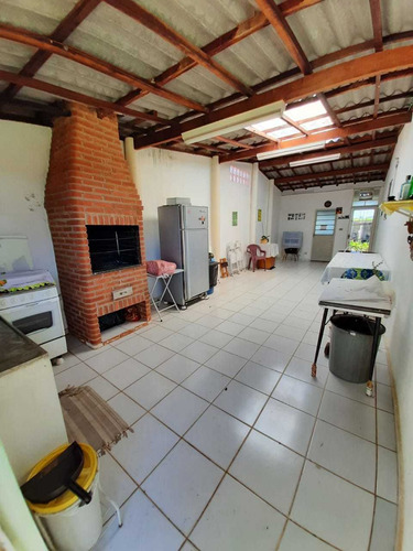 Casa Caseiro , Canil , Churrasqueira Coberta , Campo , Pomar