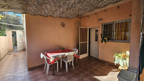 Venta Casa 2 Ambientes 1 Dormitorio En Caseros, Jardín Parrilla