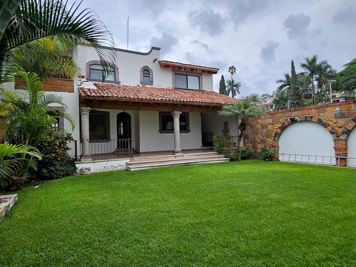 Casa En Venta En Fraccionamiento Privado, En Lomas De Atzingo, Cuernavaca.