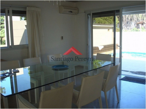 Casa De 4 Dormitorios En Alquiler Y Venta Cerca De La Playa En Rincón Del Indio, Punta Del Este.- Ref: 6056