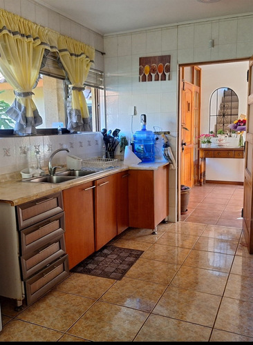 Casa En Venta De 4 Dormitorios. En Condominio En Los Andes