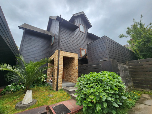 Casa De 200 M2, 3 Pisos, 4 D, 5 B, Isla Teja, Valdivia