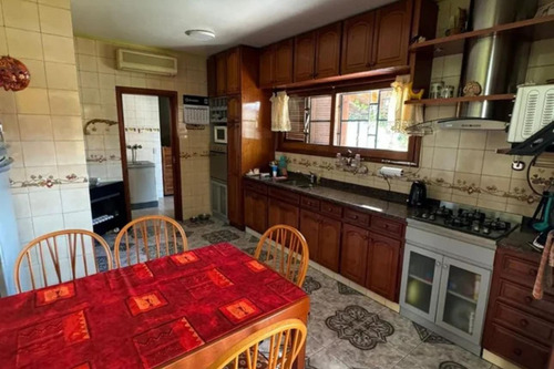 Casa En Venta - 4 Dormitorios 4 Baños - Cocheras - 330mts2 - La Matanza