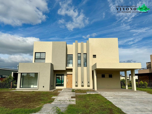 Lindísima Casa En Venta  En Haras Santa Maria, Barrio El Trebol