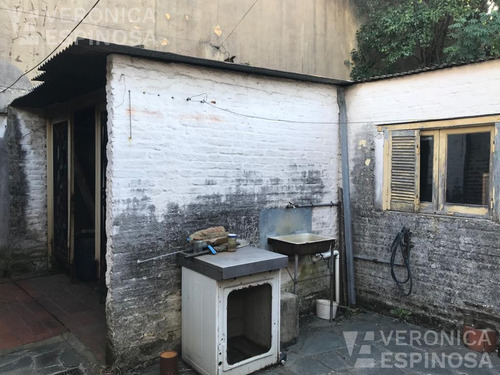 Casa De Tres Ambientes En Venta. Morón. Sobre Lote Propio De 10x30 -