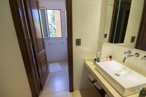 Casa De 5 Ambientes Con Dependencia De Servicio En Venta, En Martínez.