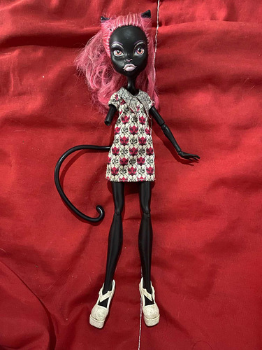 Monster High Original Catty Noir Le Falta 1 Mano