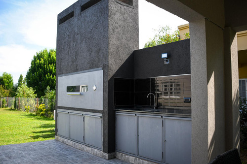 Casa En Venta Con Pileta En Barrio Privado La Carolina Golf Y Country Club