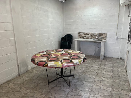 Imagen 10 de 15 de Casa De Dos Dormitorios Con Jardín, Barbacoa Y Techo Para Vehículo