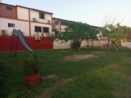 Imagen 5 de 16 de Se Alquila Hermoso Townhouse En San Diego, Res Aves Del Paraíso.(semi Amoblado) Y.l.