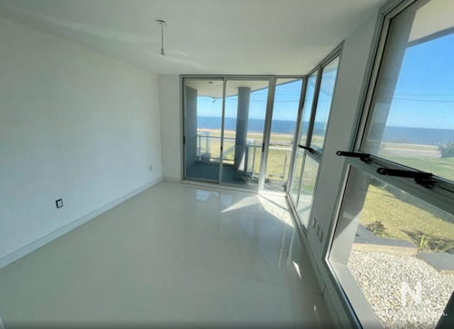 Oportunidad. Vende Apartamento De 2 Dormitorios Con Vista Al Mar. Primera Fila De Playa Mansa, Punta Del Este 