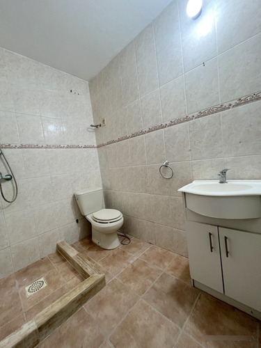Alquiler De Hermosa Casa, Totalmente Reciclada, Piedras Blancas, 2 Dormitorios, Cochera, Baño, 2 Patios, Sin Gastos Comunes, Muy Segura!!