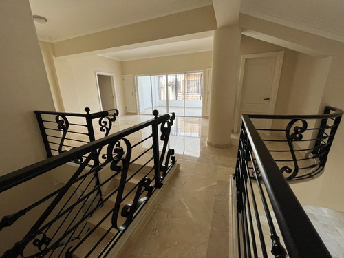 Penthouse En Alquiler En Piantini De Cuatro Habitaciones De Dos Niveles